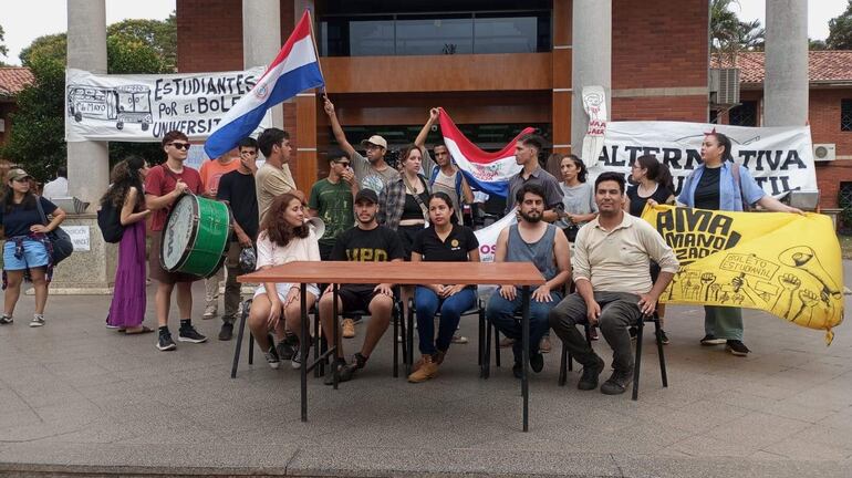 Estudiantes organizaron una conferencia de prensa esta mañana. En una asamblea reciente, decidieron continuar en vigilia en el campus.