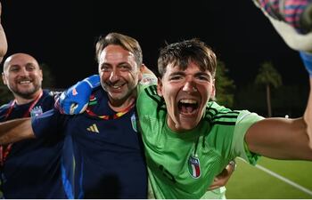El portero de la selección de Italia Sub 17, celebra con parte del cuerpo técnico el triunfo por penales sobre Brasil y la obtención de la medalla de bronce en el Mundial.
