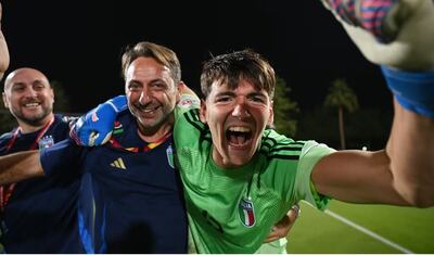 El portero de la selección de Italia Sub 17, celebra con parte del cuerpo técnico el triunfo por penales sobre Brasil y la obtención de la medalla de bronce en el Mundial.