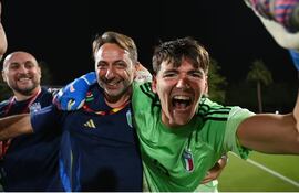 El portero de la selección de Italia Sub 17, celebra con parte del cuerpo técnico el triunfo por penales sobre Brasil y la obtención de la medalla de bronce en el Mundial.