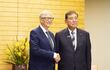 El primer ministro japonés, Shigeru Ishiba (d), y el presidente de la Fundación Gates, Bill Gates, se estrechan la mano durante su reunión en la oficina del primer ministro en Tokio, Japón, el 19 de agosto de 2025.