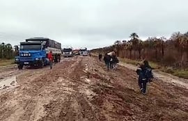 Camiones varados en la ruta Concepción-Pozo Colorado, que está en pésimo estado pese a millonarias inversiones del Estado.
