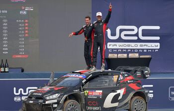 Celebración doble de Sébastien Ogier y Vincent Landais, tras ganar en Paraguay y Chile, para asumir la punta del WRC.