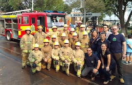 Los combatientes y miembros de la comisión directiva del Cuerpo de Bomberos Voluntarios posan frente al nuevo carro hidrante recibido en Santaní