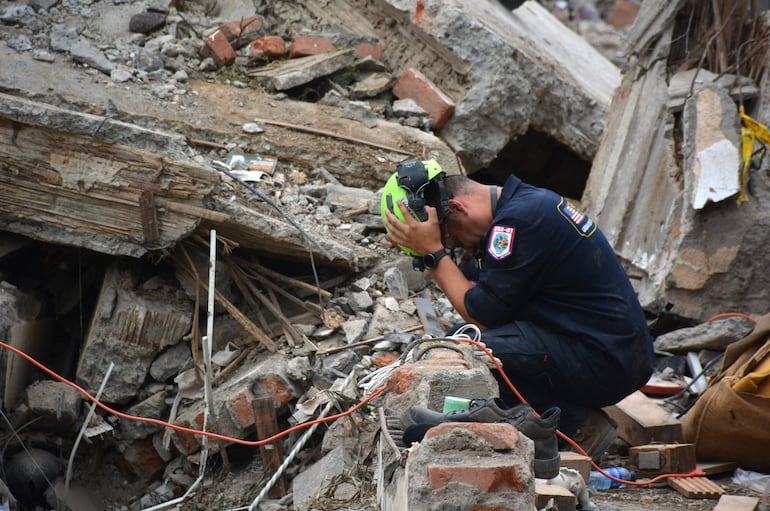 Un rescatista reacciona este domingo junto a los escombros del edificio Torres del Limonar, destruido por el terremoto del pasado lunes, en Cali (Colombia). EFE