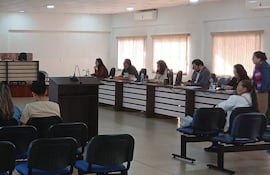 Concejales deliberan, durante una sesión de la Junta Municipal de Pedro Juan Caballero.