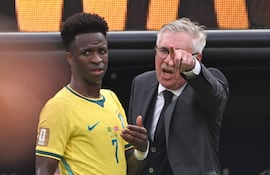 El italiano Carlo Ancelotti, seleccionador de Brasil, brindando indicaciones a Vinícius Junior, uno de los pocos destacados de la Canarinha en el Mundial 2026.
