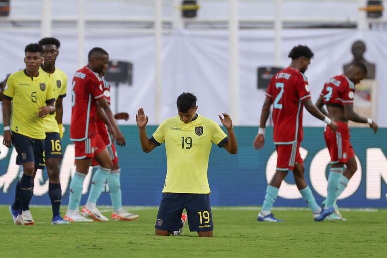 Cristhoper Zambrano (c) de Ecuador reza tras vencer a Colombia hoy, en un partido del Torneo Preolímpico Sudamericano Sub-23 en el estadio Nacional Brígido Iriarte en Caracas (Venezuela).