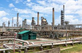 La escalada de tensiones en el estrecho de Ormuz por la guerra entre Irán, Estados Unidos e Israel repercute mucho más allá del golfo Pérsico, acelerando los esfuerzos de Trinidad y Tobago para reactivar una importante refinería y consolidarse como un centro energético regional. EFE/ Andrea De Silva