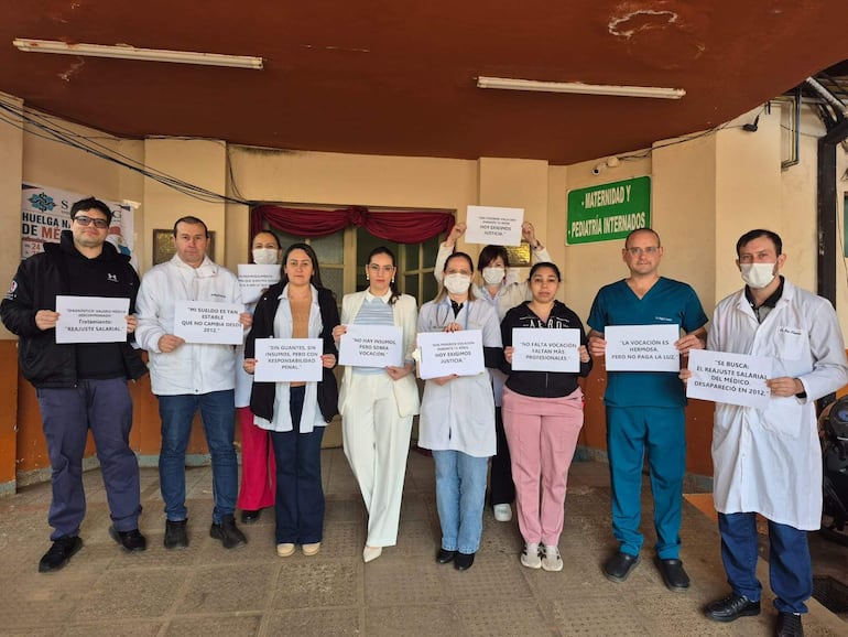 Médicos se adhieren a la huelga nacional en el Hospital Regional de Villarrica.
