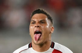 River Plate's Colombian midfielder #10 Juan Fernando Quintero celebrates scoring his team's first goal during the Argentine Professional Football League 2026 Apertura Tournament match between River Plate and Gimnasia y Esgrima La Plata at the Mas Monumental Stadium in Buenos Aires on January 28, 2026. (Photo by Luis ROBAYO / AFP)