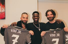 ¡Qué trío se armó! Maluma, Vinícius y Bradley Cooper.