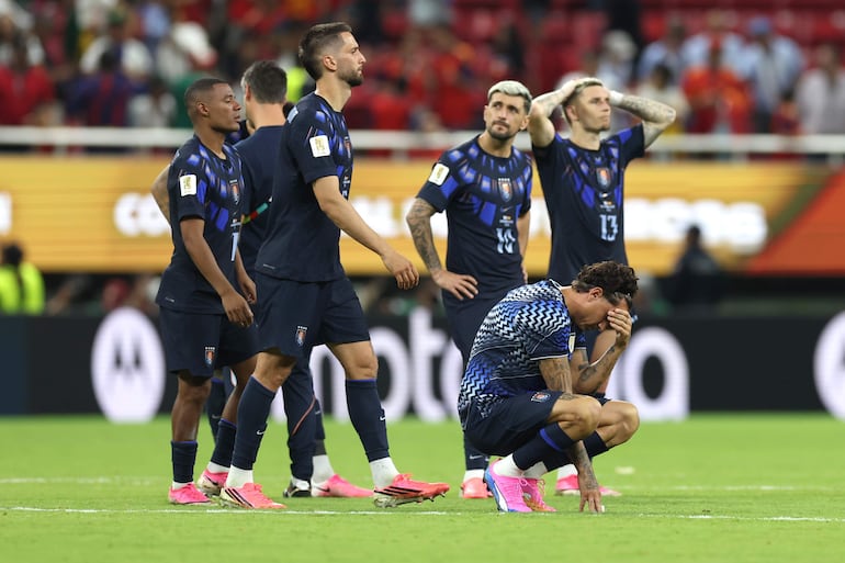 Jugadores de Uruguay se lamentan este viernes, al final de un partido del grupo H del Mundial de la FIFA 2026 entre Uruguay y España en el estadio Akron en Guadalajara (México). 