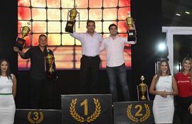 Germán Maune (centro), copiloto campeón 4x4 y de la clase RC2A.