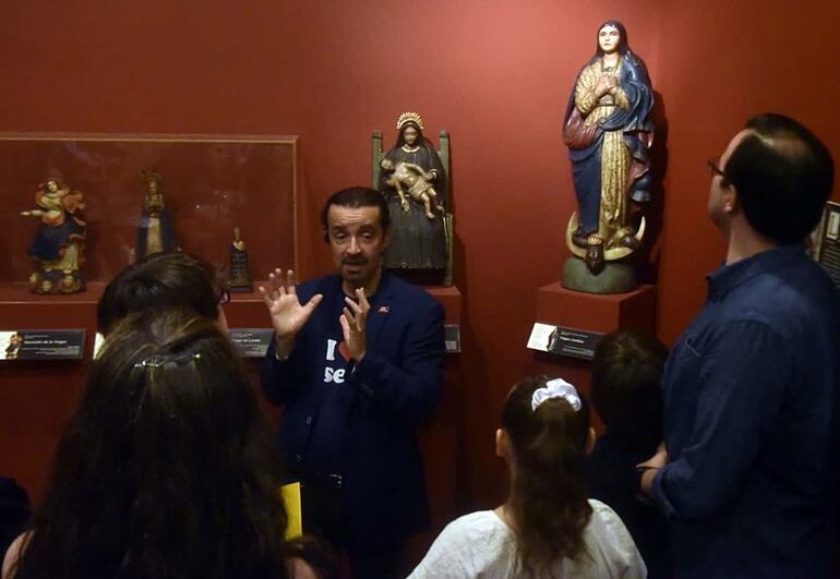 El museólogo Luis Lataza, en visita guiada en Museo de Arte Sacro.