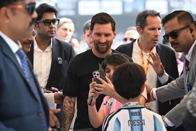 Lionel Messi causó furor en la India. Sus seguidores causaron destrozos en el estadio al sentirse estafados por la brevedad de su estadía.