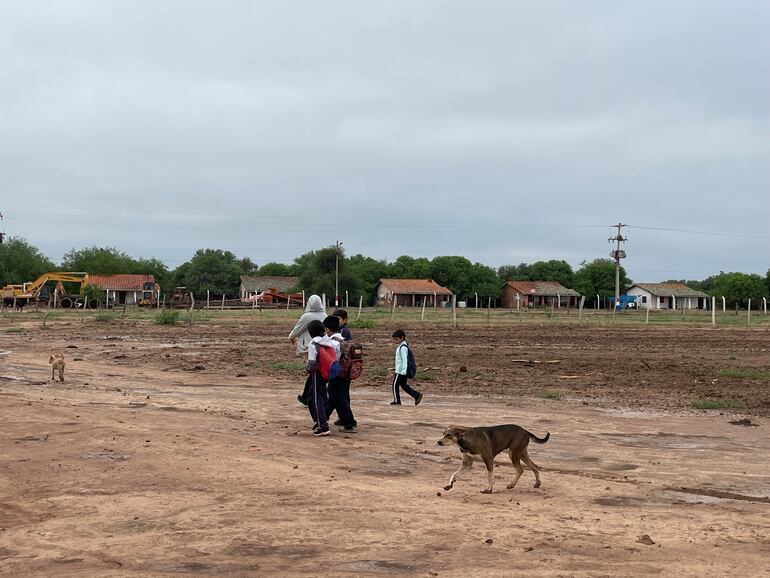 La falta de energía eléctrica es un problema que también afecta a los alumnos de la zona, que igual teniendo aulas, muchas veces deben desarrollar clases bajos los árboles, si el viento norte lo permite.