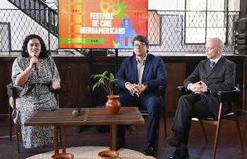 Natalia Alvarenga, de la Secretaría Nacional de Cultura; Christian Gayoso, director ejecutivo del INAP; y Manuel Tornato, del Ministerio de Relaciones Exteriores, anunciaron la realización del I Festival de Cine Iberoamericano - Asunción 2026.