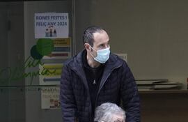 GRAFCAT8026. BARCELONA (ESPAÑA), 05/01/2024.- Una mujer sale de un centro de atención primaria este vienes en que el Departamento de Salud ha pedido a los ciudadanos que se use la mascarilla en los centros sanitarios "desde ya", si bien no será obligatoria legalmente hasta el próximo lunes, cuando se publicará una resolución en el Diari Oficial de la Generalitat de Catalunya (DOGC).EFE/Alejandro García