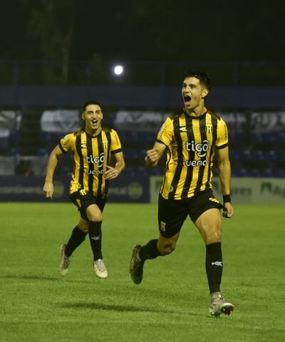 Richard Prieto sale a festejar su golazo, perseguido por Agustín Manzur, partícipe del tanto.