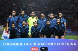 Formación de Paraguay que enfrentó el viernes a la Argentina por la primera fecha de la Liga de Naciones Femenina de Sudamérica. (AFP).