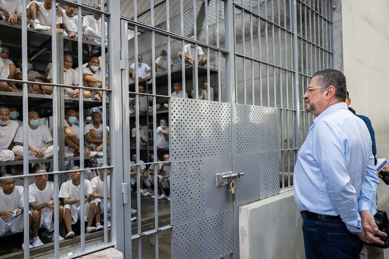 El presidente de Costa Rica, Rodrigo Chaves, recorriendo el Centro de Confinamiento del Terrorismo (Cecot), en Tecoluca, El Salvador.