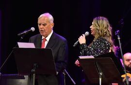 El embajador James Cason cantó algunas obras en guaraní acompañado por la soprano Rebecca Arramendi.