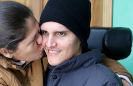 Blanca Vaccari, licenciada en enfermería, acompaña el proceso de recuperación de su hijo José Daniel. La estimulación sensorial y física es crucial en dicha instancia, dice.