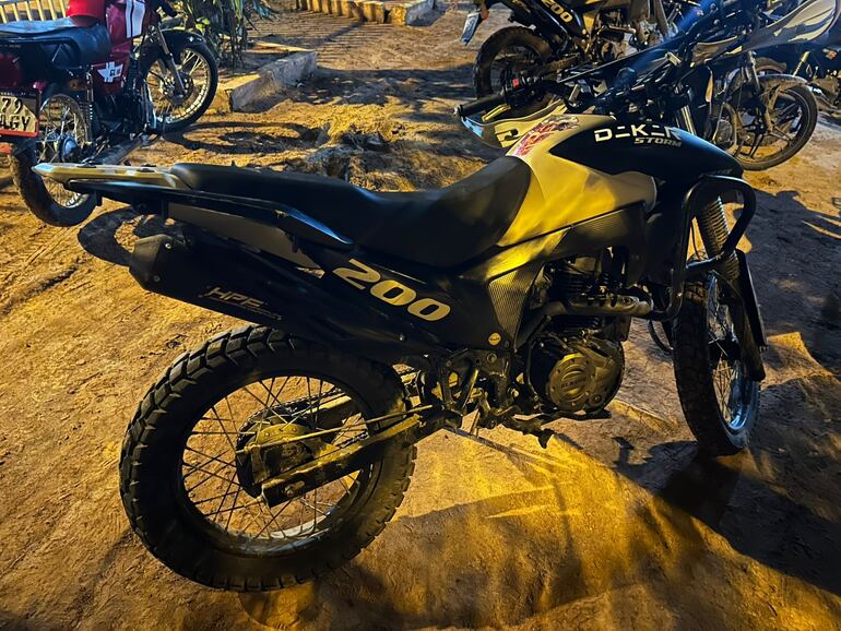 Una de las motocicletas que fueron incautadas durante el procedimiento policial, registrado en la madrugada de hoy en Mariano Roque Alonso.