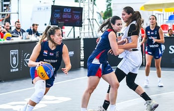 Paola Ferrari y Paloma Niz en acción, en los juegos de 3x3 correspondientes al circuito mundial.