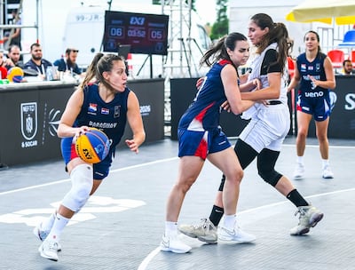 Paola Ferrari y Paloma Niz en acción, en los juegos de 3x3 correspondientes al circuito mundial.