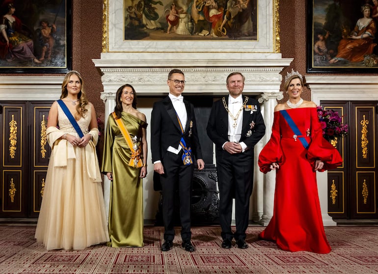 El rey holandés Guillermo Alejandro, la reina Máxima y la princesa Amalia junto con el presidente de Finlandia, Alexander Stubb, y su esposa Suzanne Innes-Stubb, posan durante una foto oficial en el Palacio Real de Ámsterdam, Países Bajos. (EFE/EPA/REMKO DE WAAL)