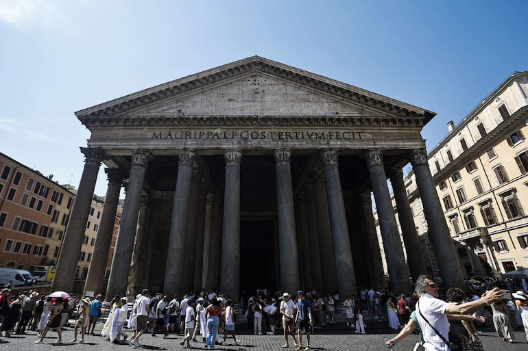 Turistas hacen fila en la taquilla para entrar al Panteón, en Roma, Italia, el 1 de julio de 2026. El aumento del precio de la entrada al Panteón para visitantes no residentes entró en vigor el 1 de julio.