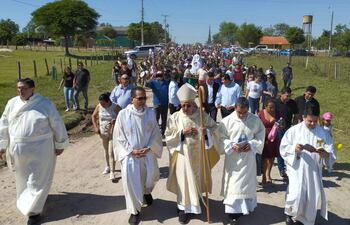 La procesión de la sagrada imagen de la protectora espiritual de la comunidad de Guaicá, Santa Verónica se realizó esta mañana con la presencia del cardenal, Adalberto Martinez