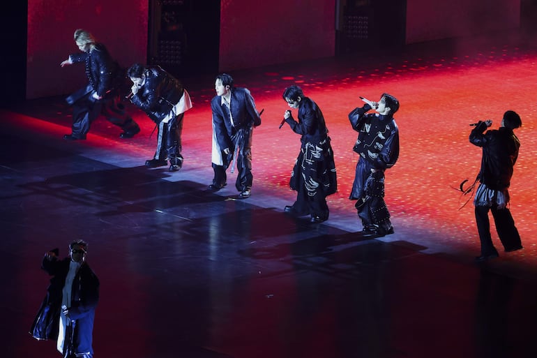 El grupo de K-pop BTS se presenta durante el concierto 'BTS THE COMEBACK LIVE | ARIRANG' en el centro de Seúl, Corea del Sur, el 21 de marzo de 2026.