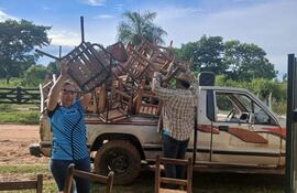 Don Erico Godoy, ayuda ordenar la mayor cantidad de sillas en la carrocería de su camioneta que cedió para el traslado al oratorio Santo Domingo de Guzmán.
