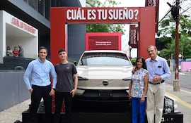 Roberto Haseitel, junto a su familia, recibió su flamante 0Km como ganador de la campaña "¿Cuál es tu sueño?" de Sueñolar.