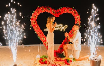 ¡Romántica postal! Wilder Viera pidiendo matrimonio a Amiri Oviedo.