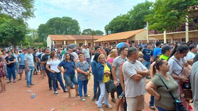En San Antonio mucha gente esperó hasta cinco horas bajo el sol para votar, según se denunció.