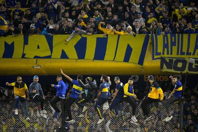 Aficionados de Boca Juniors celebran tras derrotar a Nacional en la tanda de penales de los octavos de final de la Copa Libertadores entre Boca Juniors de Argentina y Nacional de Uruguay, en el estadio La Bombonera de Buenos Aires, el 9 de agosto de 2023.