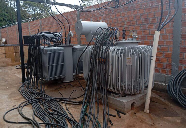 Los transformadores requisados del predio intervenido estaban escondidos en un lugar preparado exclusivamente para este trabajo