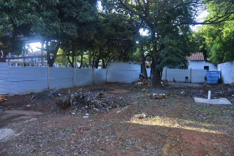 Un pabellón de tres aulas sigue sin iniciarse, pese a las promesas del ministro de Educación, Luis Ramírez en la escuela Stella Maris del barrio Hipódromo de Asunción.