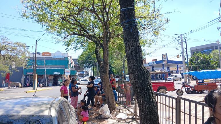 Vendedores ambulantes protestan por vallado de la Nueva Olla para el concierto de Shakira.