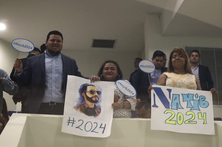 Seguidores del presidente de El Salvador, Nayib Bukele, asisten hoy a su discurso ante el Congreso por su cuarto año de Gobierno, en San Salvador (El Salvador).