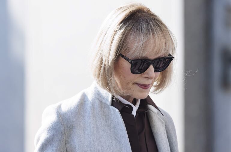La excolumnista E. Jean Carroll llega a la Corte de Nueva York en el inicio del juicio contra el expresidente Donald Trump por presunto abuso sexual. (EFE)