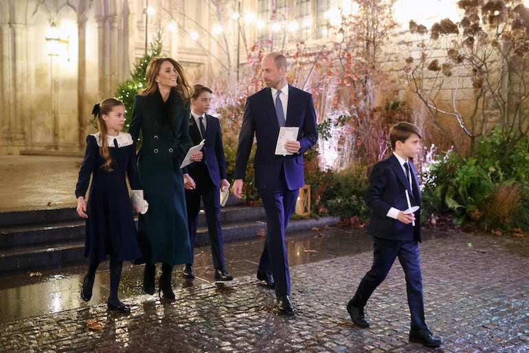 ¡Hermosa familia! Kate Middleton y William de Inglaterra con los pequeños Charlotte, George y Louis. (Chris Jackson / POOL / AFP)