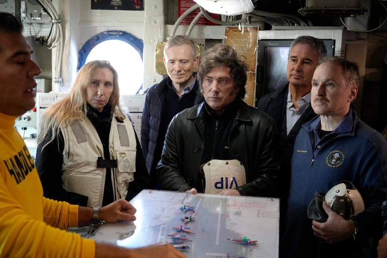 Fotografía cedida por la Presidencia de Argentina de su mandatario, Javier Milei (c), en una visita al portaaviones de propulsión nuclear USS Nimitz, de la Marina de Estados Unidos, durante un ejercicio militar este jueves, en Mar del Plata (Argentina).