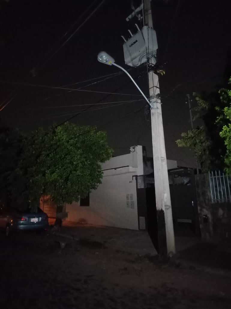 Transformador colapsado deja sin energía a varias casas en barrio Obrero.