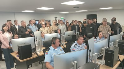 El ministro Enrique Riera, junto con autoridades policiales, municipales y departamentales, observa el funcionamiento del Centro de Seguridad y Emergencias del Sistema 911 en Pilar.