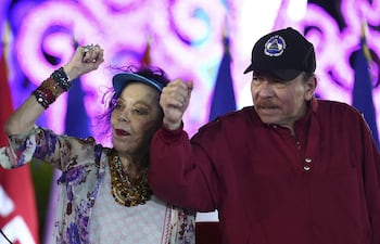 Esta imagen facilitada por el medio oficial El 19 Digital muestra al presidente de Nicaragua, Daniel Ortega, y a la copresidenta Rosario Murillo haciendo gestos durante las celebraciones del Día del Trabajo en Managua.